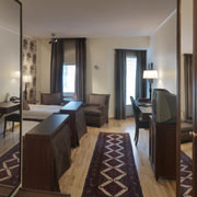 Under din UGL-vecka bor du i stilfulla enkelrum på Radisson Blu Royal Park Hotell.
